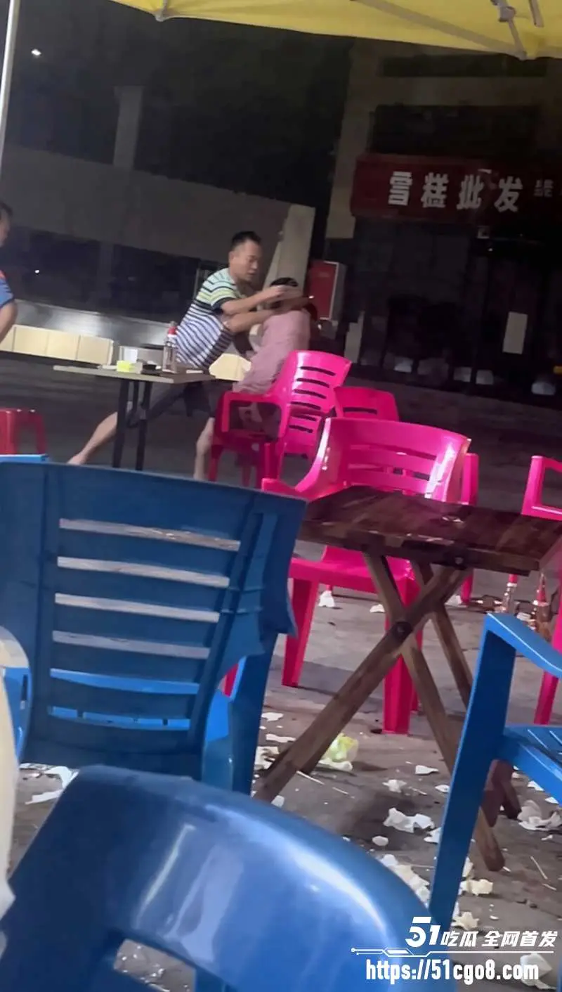 四川宜宾烧烤摊砍人事件 少妇约情夫吃宵夜被抓包 丈夫怒砍狗男女! 图3