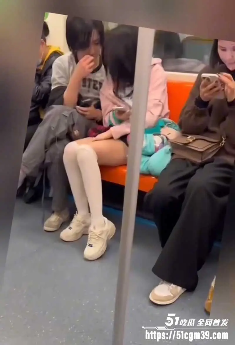 地铁小伙当众掀裙抠逼 白丝女孩强忍娇喘 乘客环绕却无人阻止 真是太大胆了！ 图6