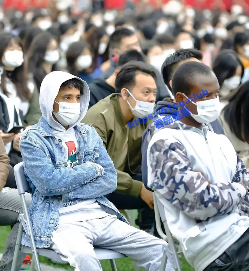 西南财经大学黑人开学典礼!成都黑帽门,晚上吃乌鸡! 图1