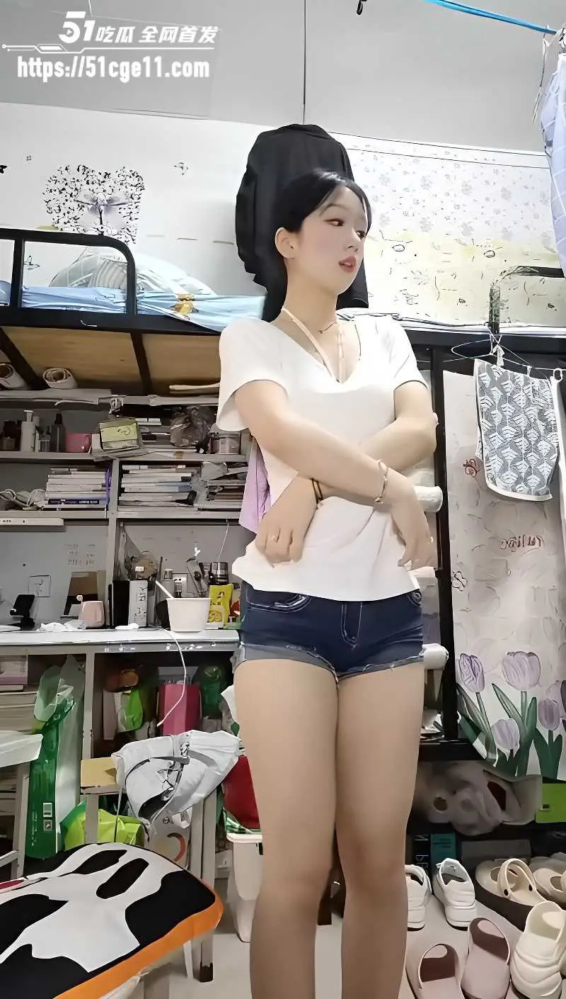 舞蹈系清纯学妹宿舍全裸起舞 分开双腿大胆展示浓密耻毛 奔放舞姿让人口干舌燥！ 图2