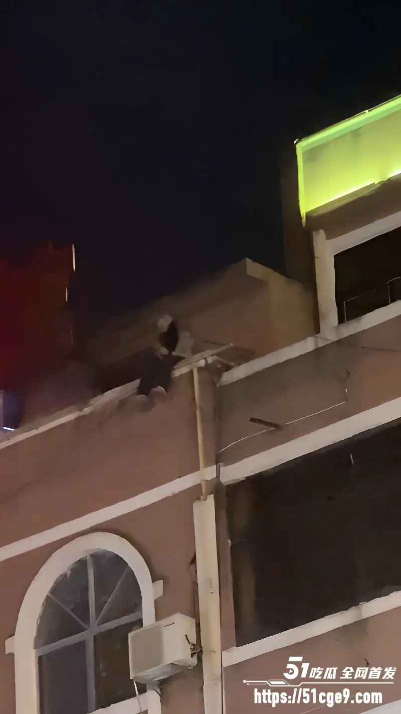 玉林市清宁路某宾馆 一女子坐在楼顶上欲跳楼轻生 问世间情为何物? 图4