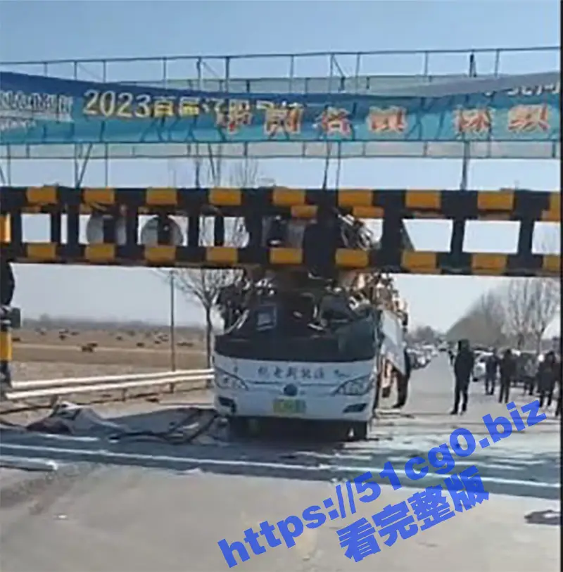 吃瓜最新车祸现场 辽宁辽阳小北河客车撞限高杆 现场惨不忍睹 伤亡情况不明 图1