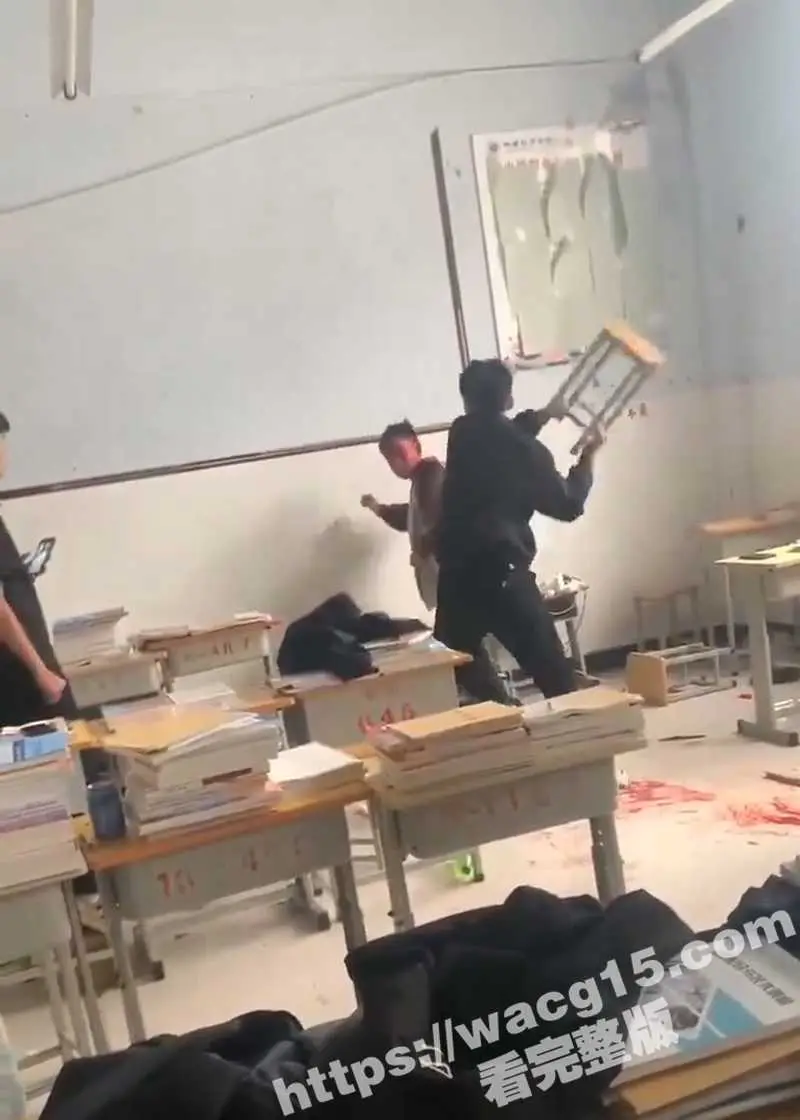 河南鹤壁技师学院校园暴力事件曝光！学生持板凳猛砸同学头部，血流满地！校方回应正在调查，教育局电话无人接听！ 图2