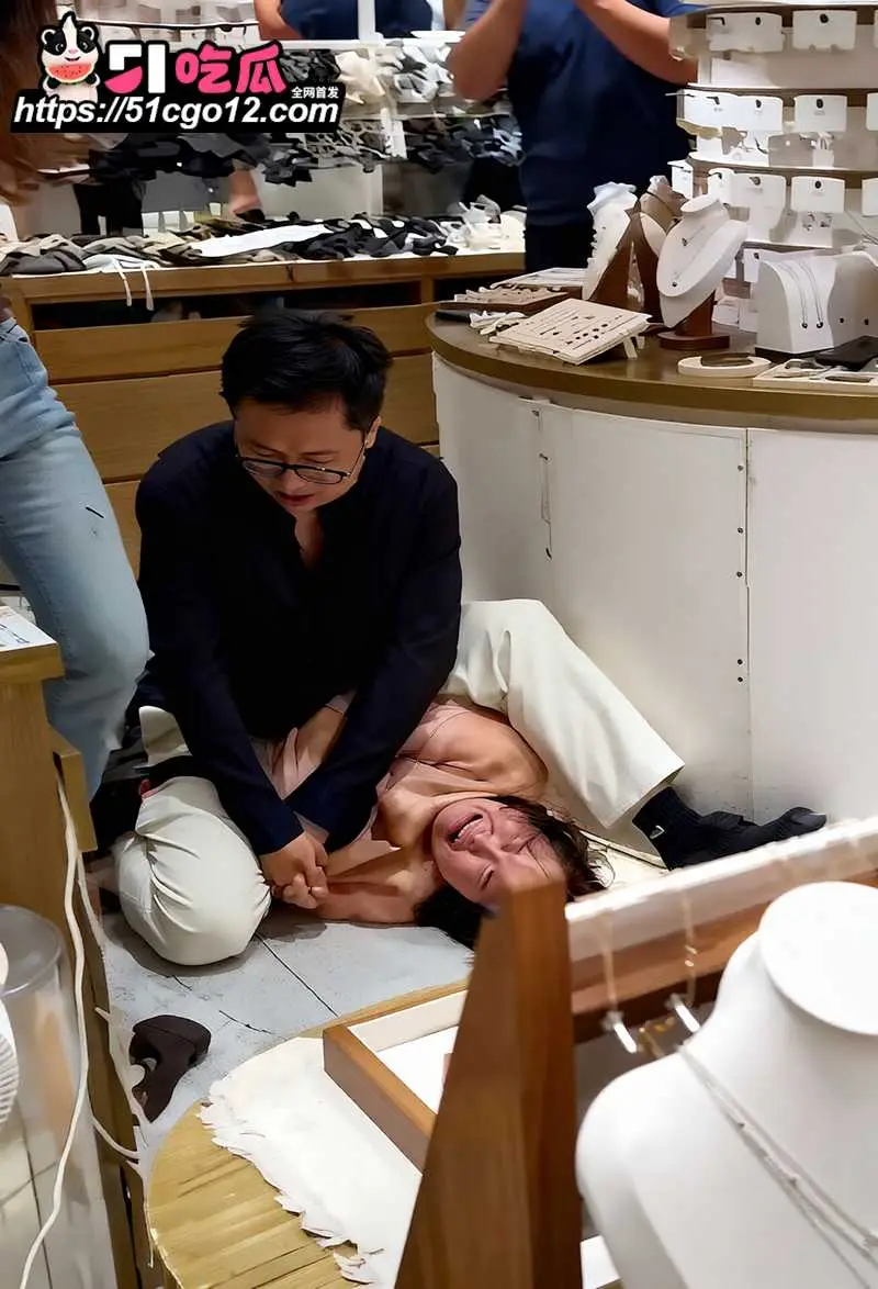 南通如皋吾悦广场 上演抓奸大戏 丈夫小三联手扭打正妻 身份被扒沦为全城笑柄 图4