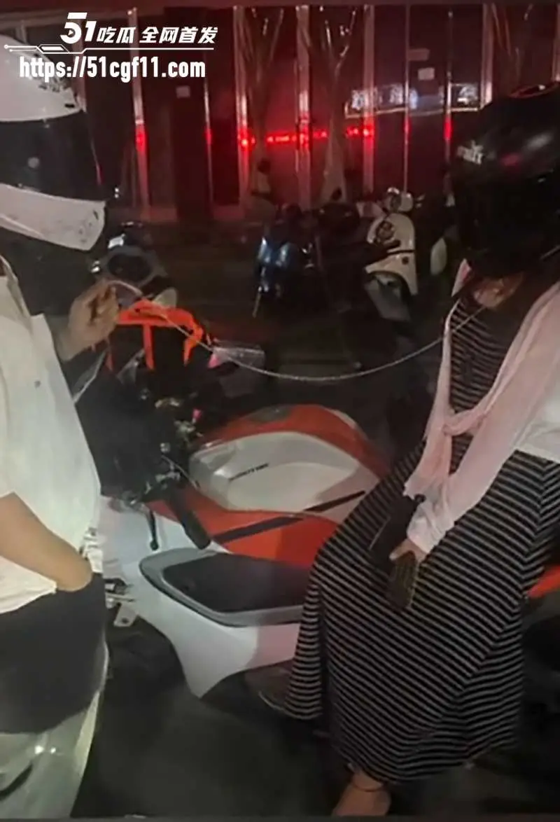 深夜街头现惊人一幕 花季少女当众栓绳跪爬 机车小伙牵引嬉笑 似狗奴公开调教 图7