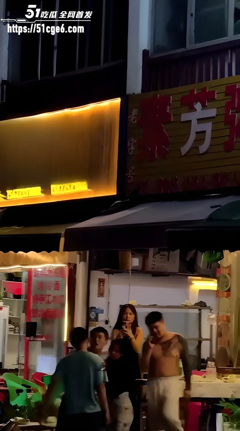 烧烤摊现场大乱斗 吃夜宵也能吵架打起来 一言不合就动手 一拳KO对手全场震惊! 图5