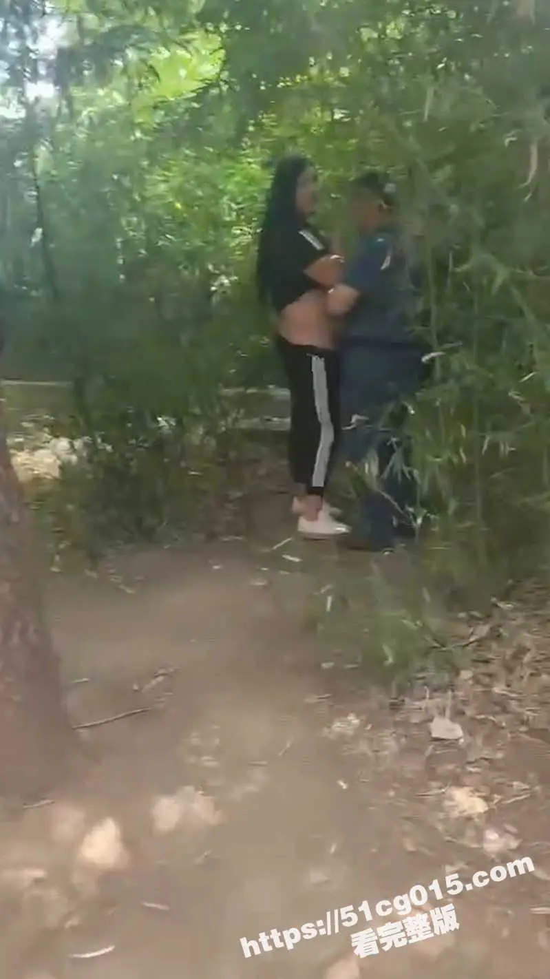 老年娱乐场所 小树林爱情故事 看大爷大妈吓的都不好意思了! 图1