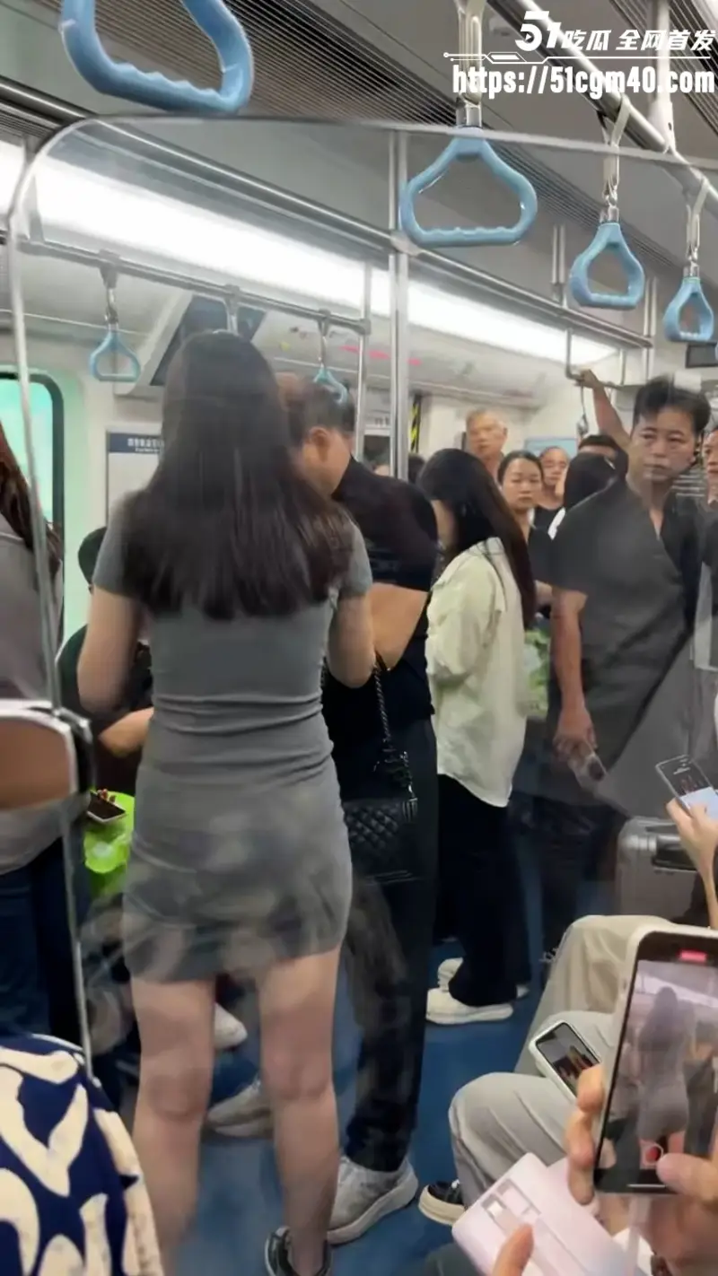 地铁偷拍翻车 老男人偷拍短裙小仙女被当场抓包 这下吃不了兜着走了！ 图2