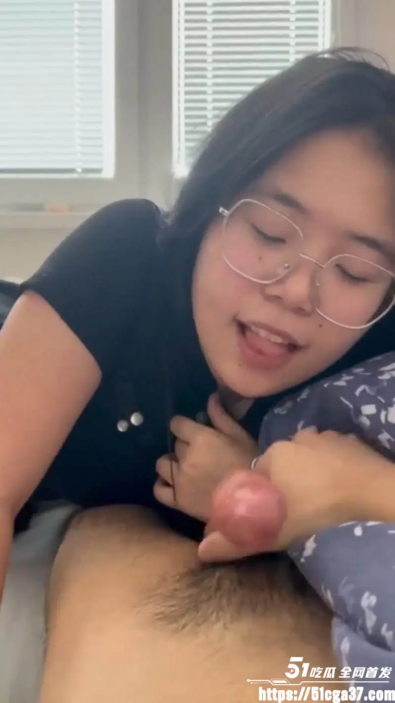 极品巨乳眼镜婊被调教视频流出 跪地主动深喉口爆狂秀口技 舌尖灵活挑逗大屌 淫态尽显! 图5