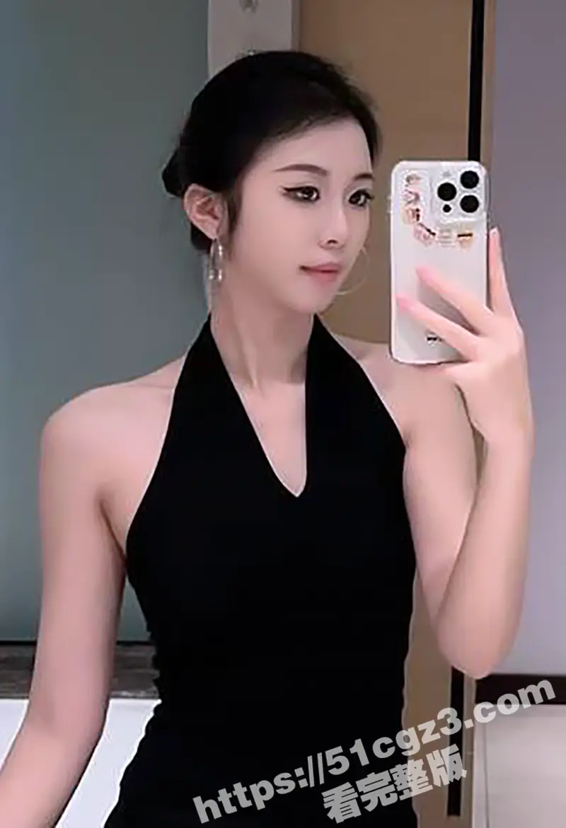 海角父女乱伦 禽兽父亲肉棒勃起后 爆操穿着白丝的极品身材女儿 害怕女儿怀孕 最后射到美胸上 图3