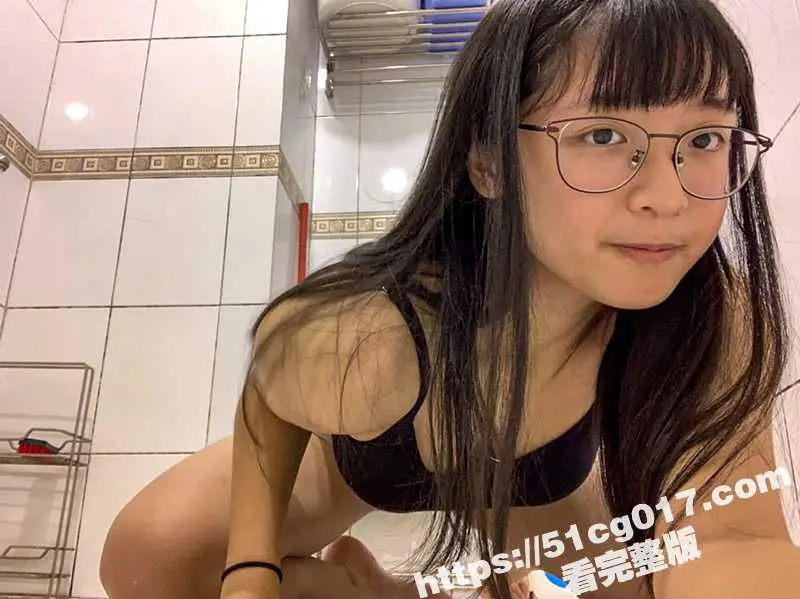 台湾大学大一小学妹 结交新男友自拍 全裸露脸M腿自慰特写 粉嫩鲍鱼清晰可见! 图1