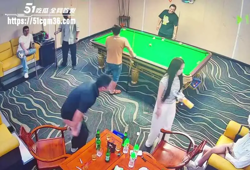 台球厅最强真实哥 妹子一句激将法 他当场脱裤亮屌 追她绕桌裸奔 图2
