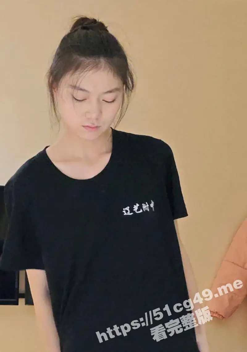 大学生清纯美眉第一次约炮 有点放不开慢慢口交 自己把跳蛋往自己的小穴里放 有点不太熟练 图1
