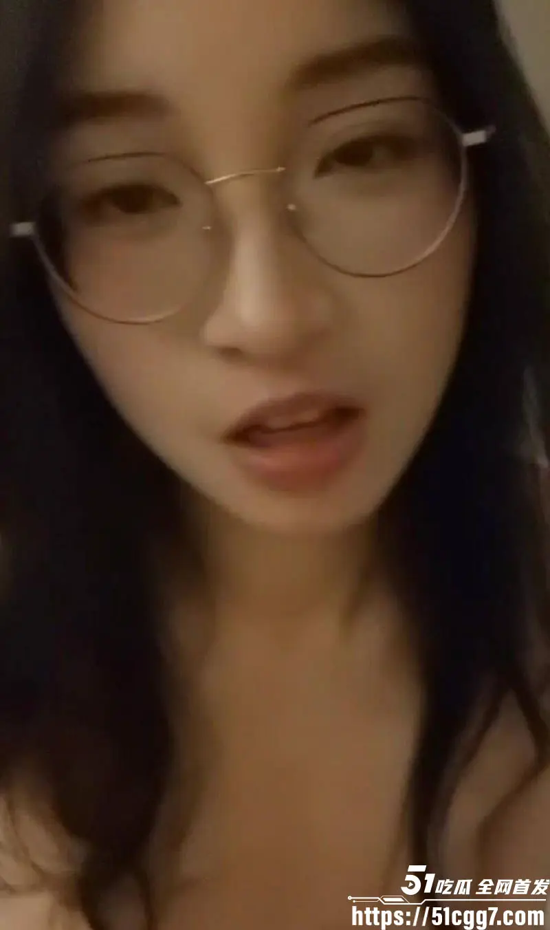 眼镜御姐妹子性爱视频泄露 高挑身材公厕露出 宿舍露脸含屌 翘臀被爆操到红肿 骚气拉满! 图1