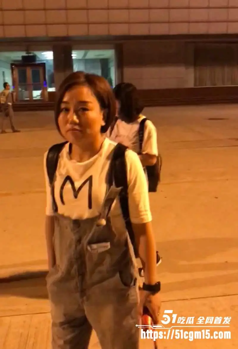 短发美少妇旅游性爱自拍 夫妻俩玩无套大战 露脸舔吸伺候老公叫床声又娇又媚! 图2