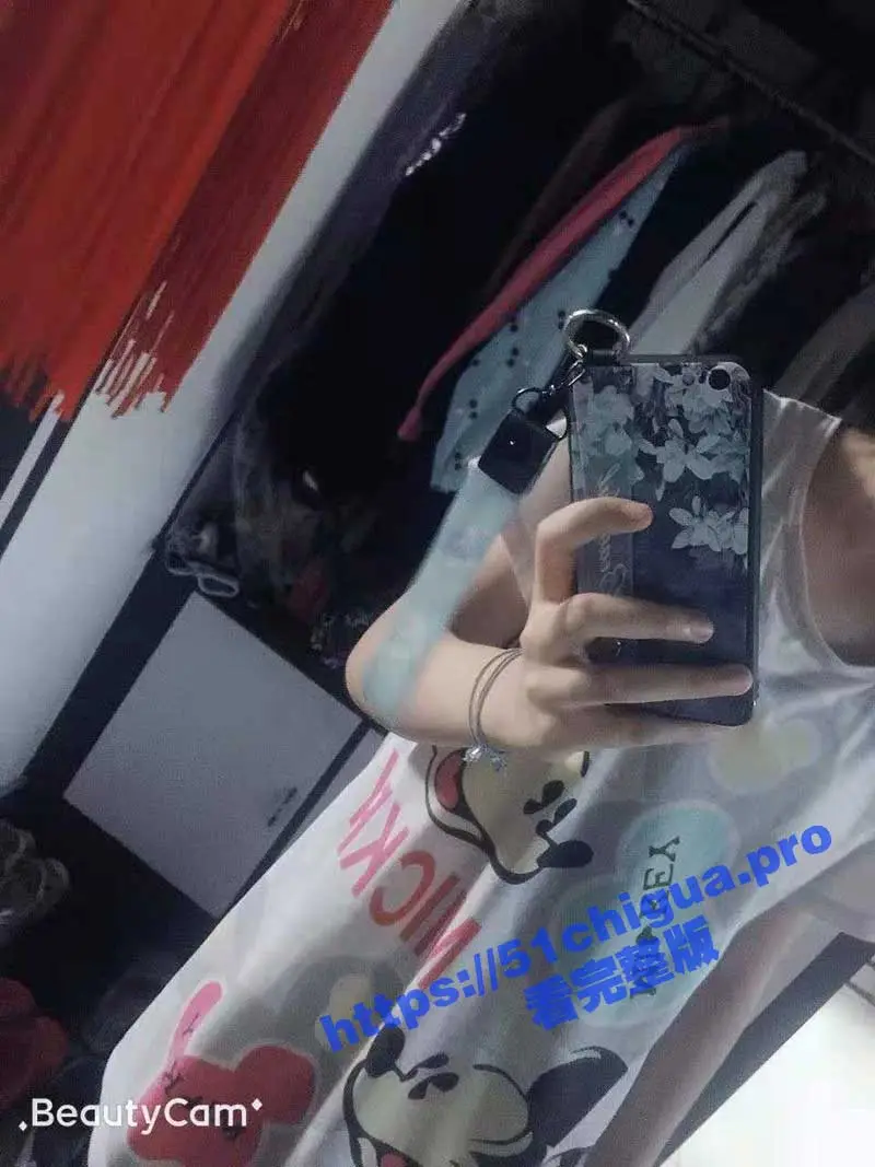 甘肃敦煌中学 反差母狗祁祺 180大长腿的骚母狗 在校被轮奸 回家被老爹强奸 床上学狗叫 不雅视频流出 图1