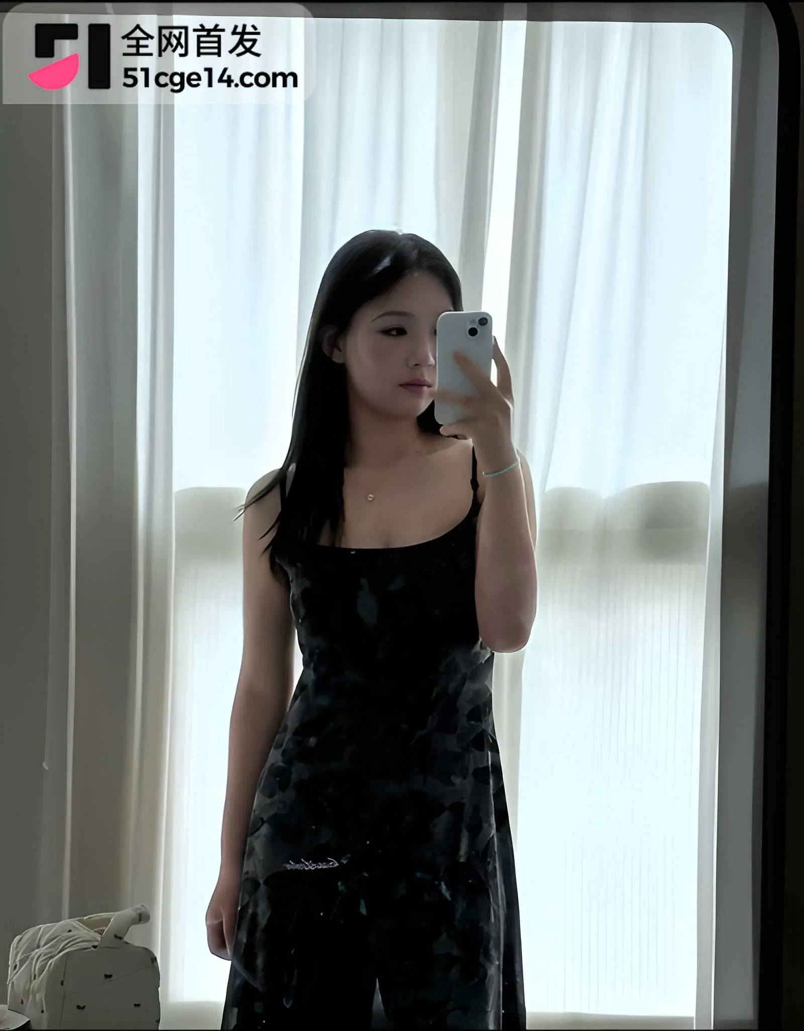 高颜值精神小妹知三当三约炮中年大叔 身着开裆黑丝被花式猛操 表情又羞又骚! 图2