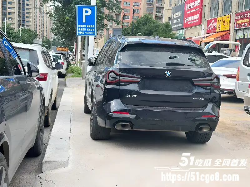 河南郑州男子无故砸车 砸完一条街后竟向特警车辆扔石头 被当场按倒疯狂抵抗 图6