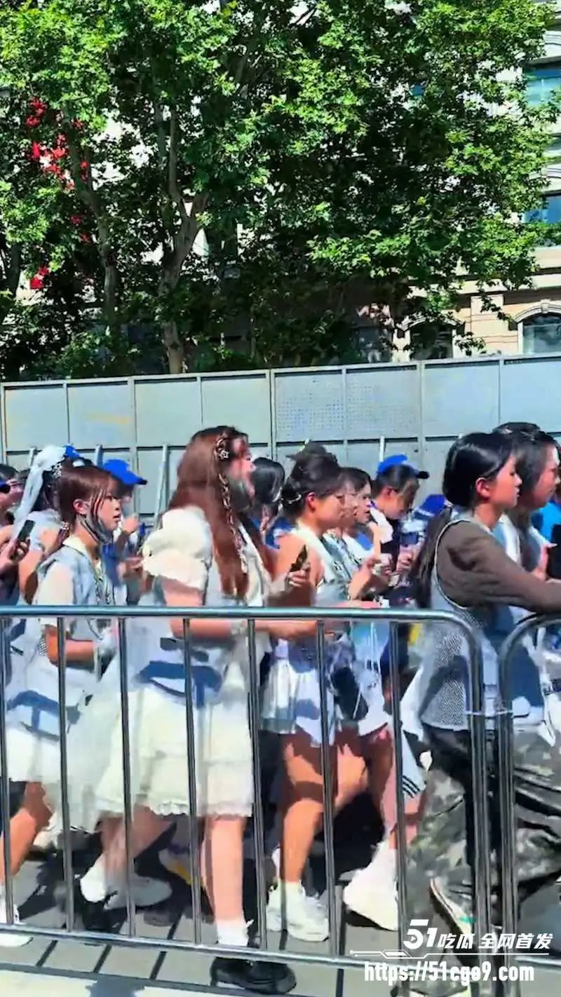 时代少年团 上海演唱会连开四场 全国空降粉丝占领徐家汇 AI恶搞宋亚轩视频爆火! 图8