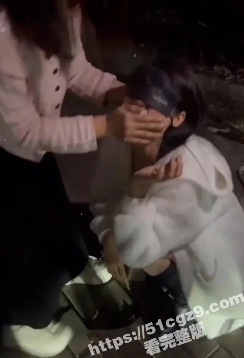 广西精神小妹深夜公园玩变态直播 为博眼球生吞燃烧纸巾 用拖鞋抽骚逼狠打小伙大屌 现场惨叫连连 图8