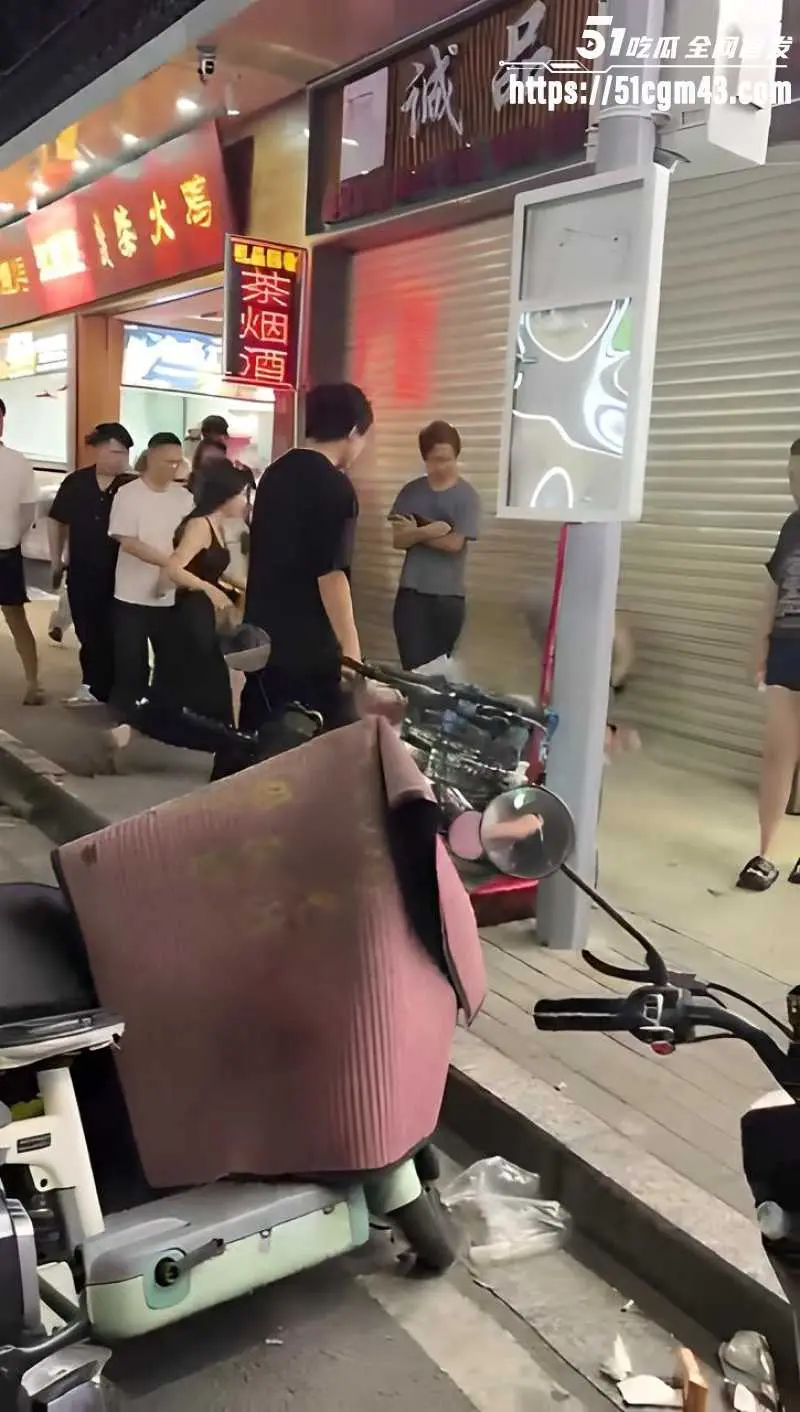 反差女神精神小伙打架现场 美女真上狂野扭打直接失控 身材火辣太带感! 图3