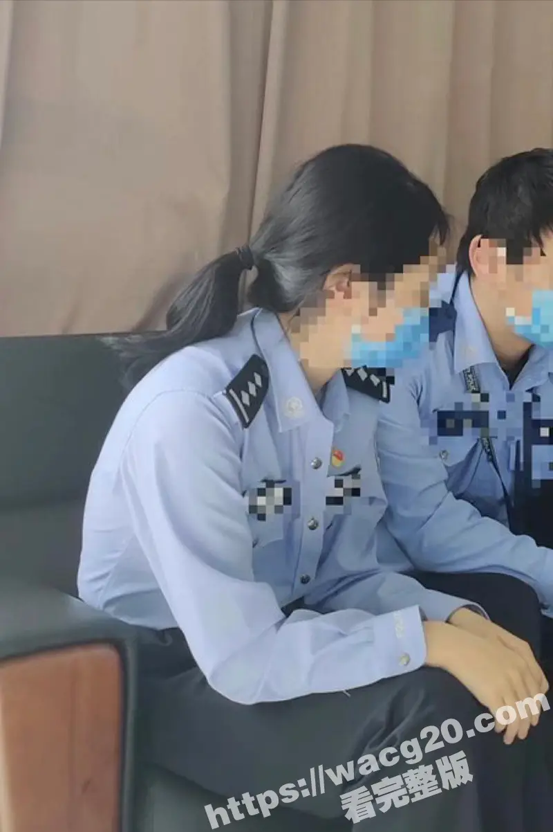 推特派出所淫魔 偷拍女警和大量性爱视频 高冷女警私下也是骚货 穿警服口交后入不堪入目 图3