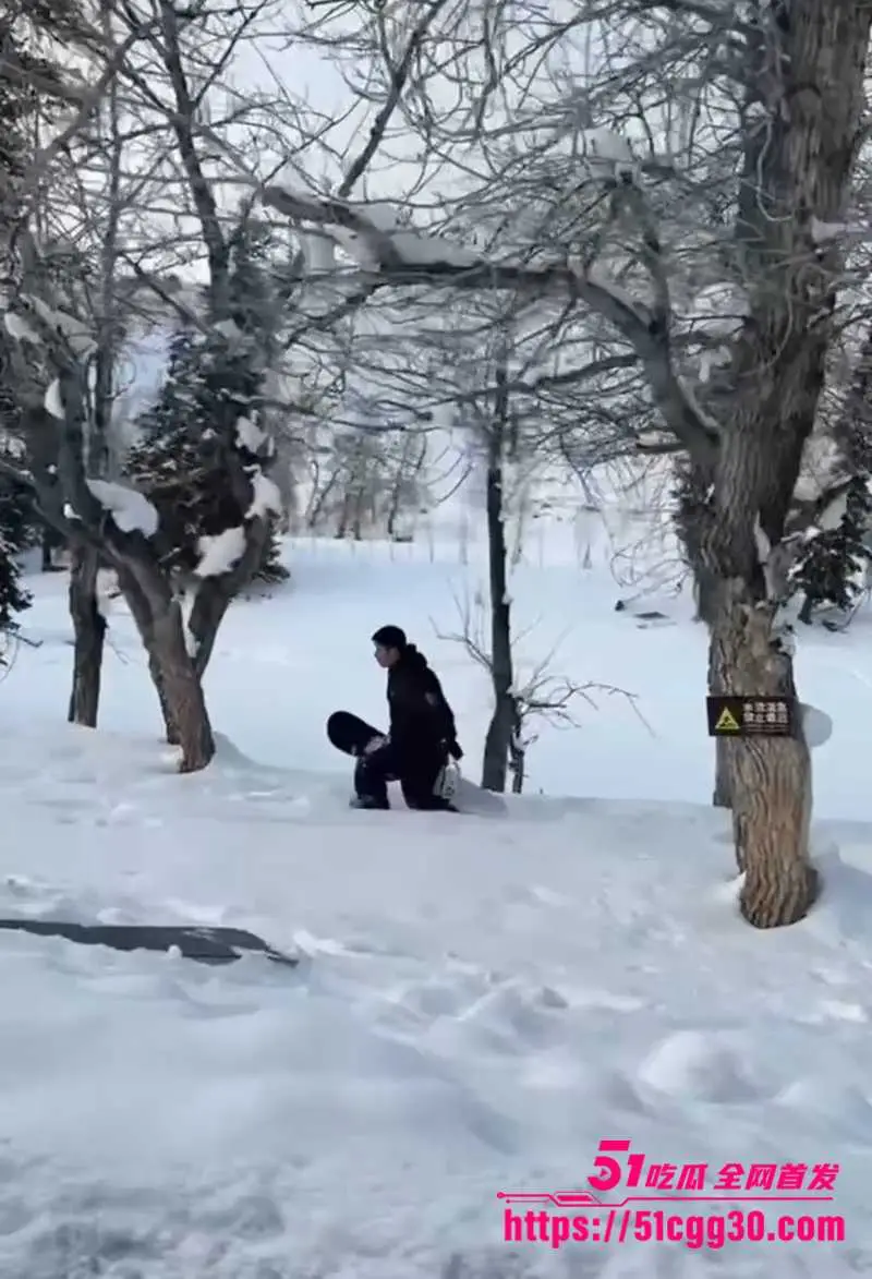 新疆可可托海 雪豹伤人现场视频流出 滑雪妹子瞬间被扑倒 头盔挡住致命一咬! 图5