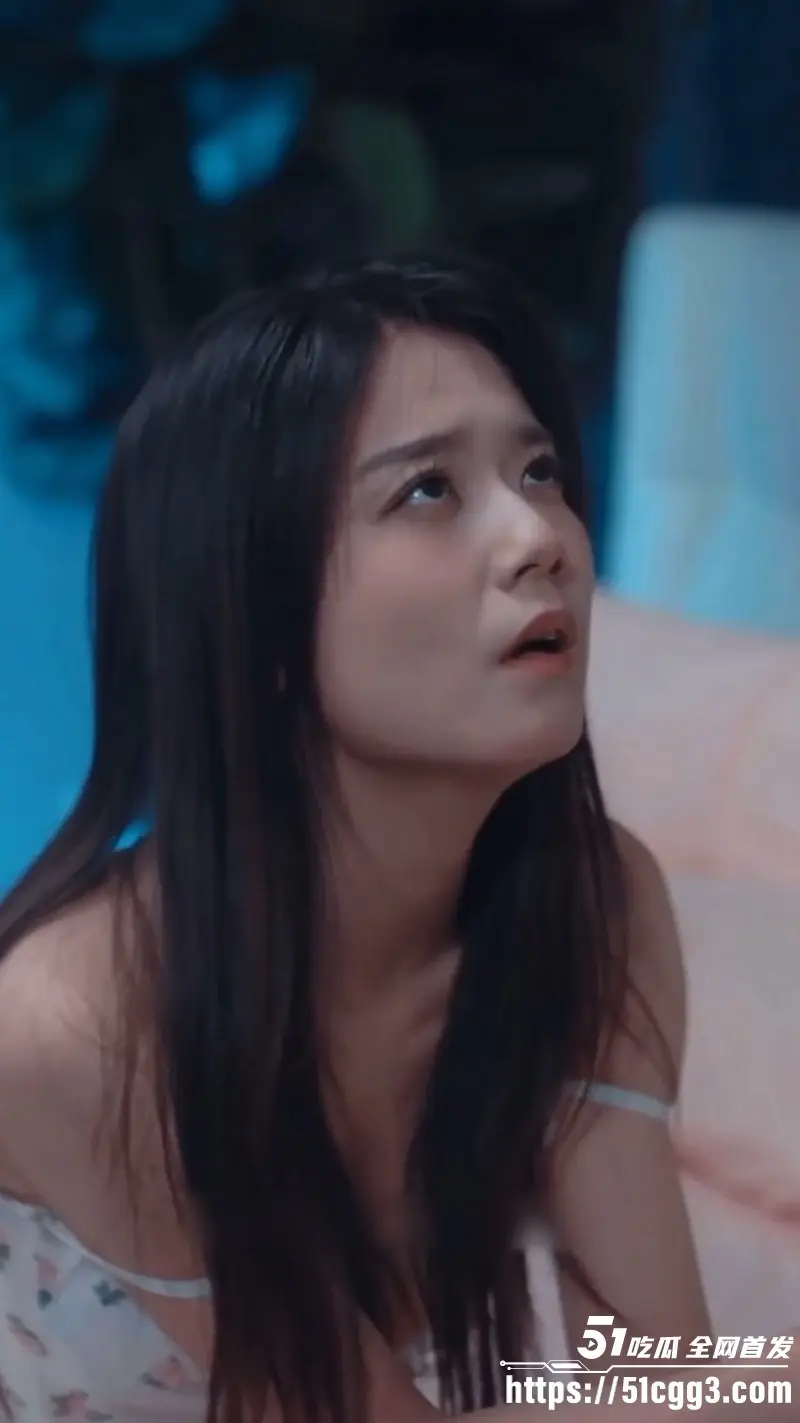 擦边短剧《遇见你的那片云》 浴室激吻床战缠绵 吊带丝袜一秒掉 爽到头皮发麻! 图2