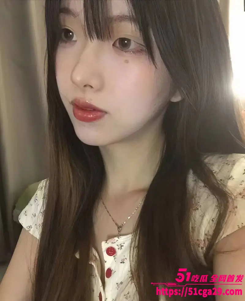 极品大学生校花 第一视角与男友性爱视频流出 各种情趣制服足交口爆 被疯狂猛操嫩逼 淫水拉丝骚叫不断！ 图2