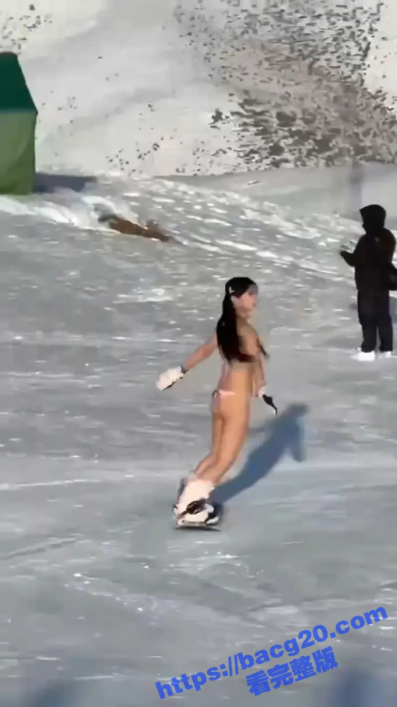暗黑界新赛道 滑雪场福利姬 双马尾萝莉打破道德底线 在热闹非凡的滑雪场全裸露出 真怕把逼冻坏了啊! 图6