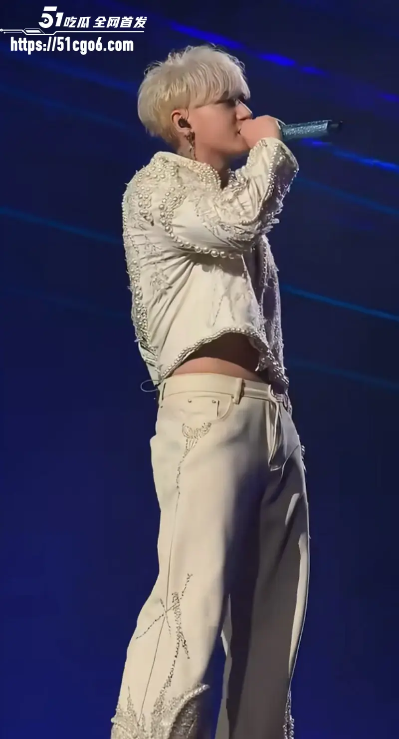 顶流男星 黄子韬 成都演唱会翻车 全程裸身热舞 拉链竟然不拉 难道天热在遛鸟? 图4