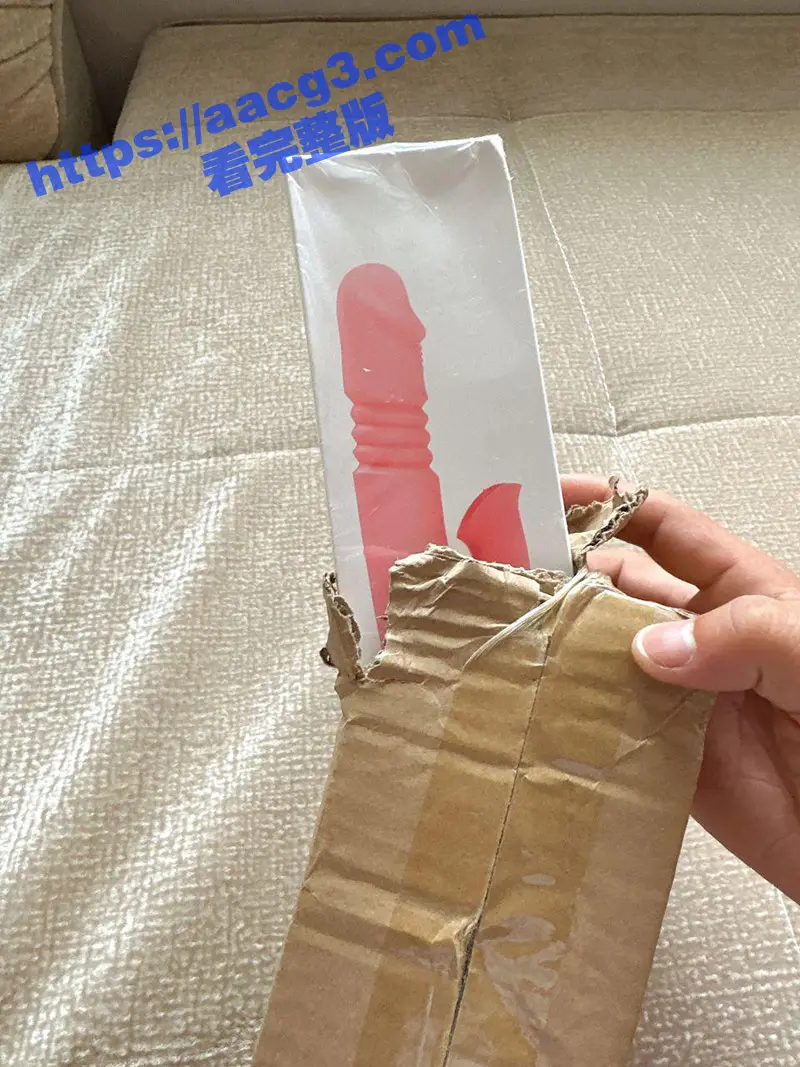 妹妹竟然偷偷买按摩棒自慰 而且自慰时竟然不锁门 这下可让偷窥到全过程的哥哥抓到把柄了 图3