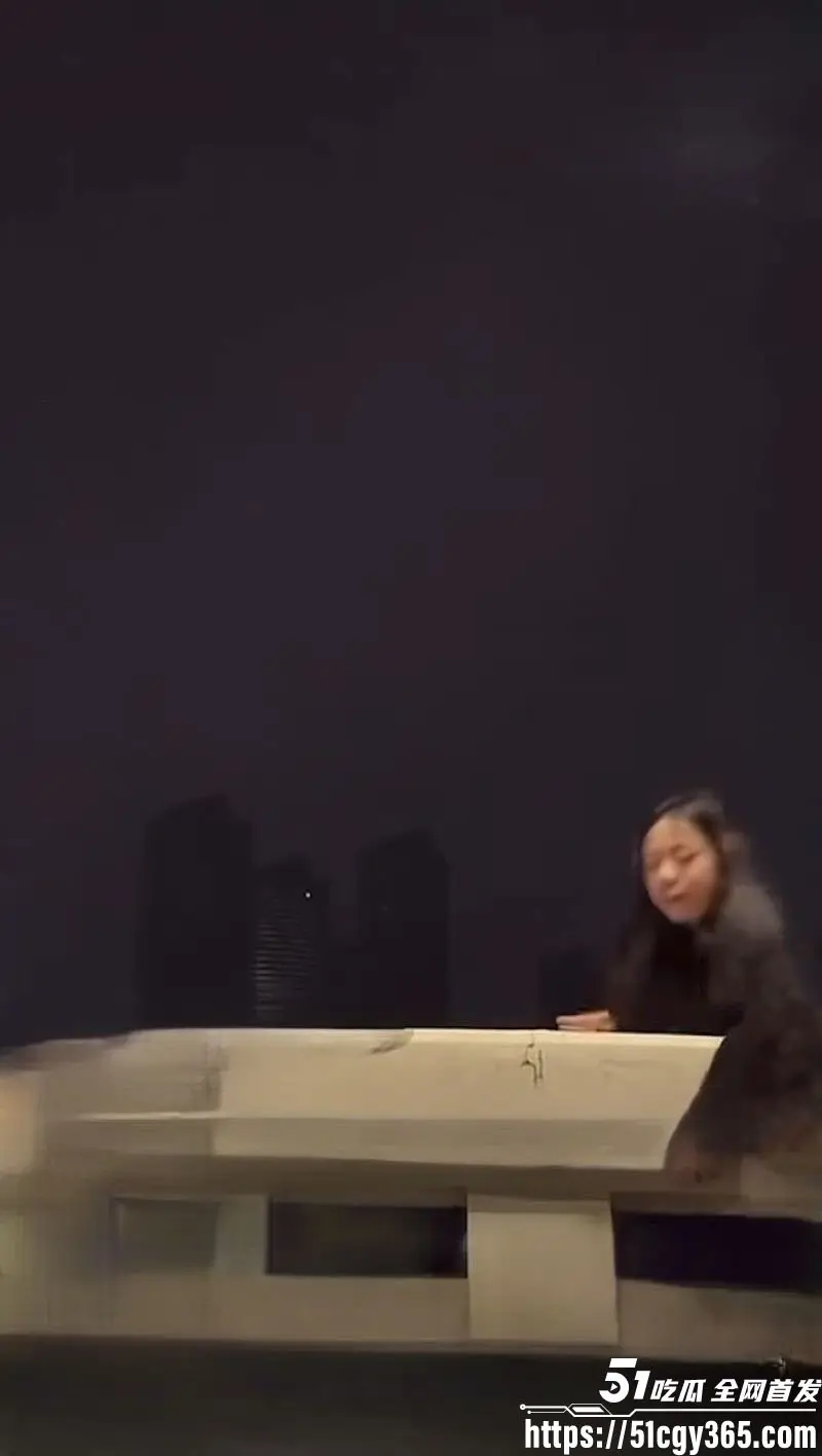 南宁邕江桥快手直播跳桥惨案!女子深夜开播自杀 网友弹幕开导无果 转身一跃巨响回荡! 图3