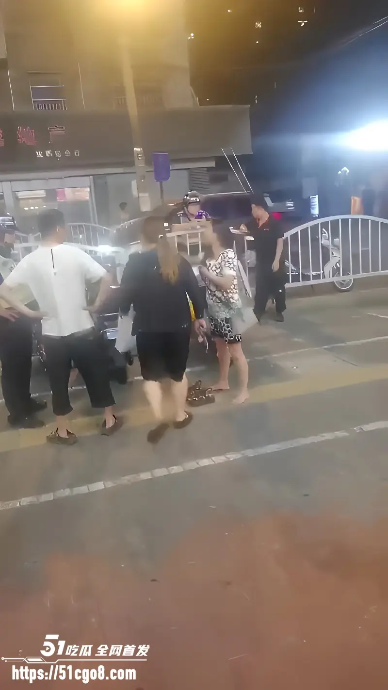 上海街头 原配与小三互殴 正宫当街压制连扇6巴掌 怒呛老公睡一堆女人我只打你! 图4
