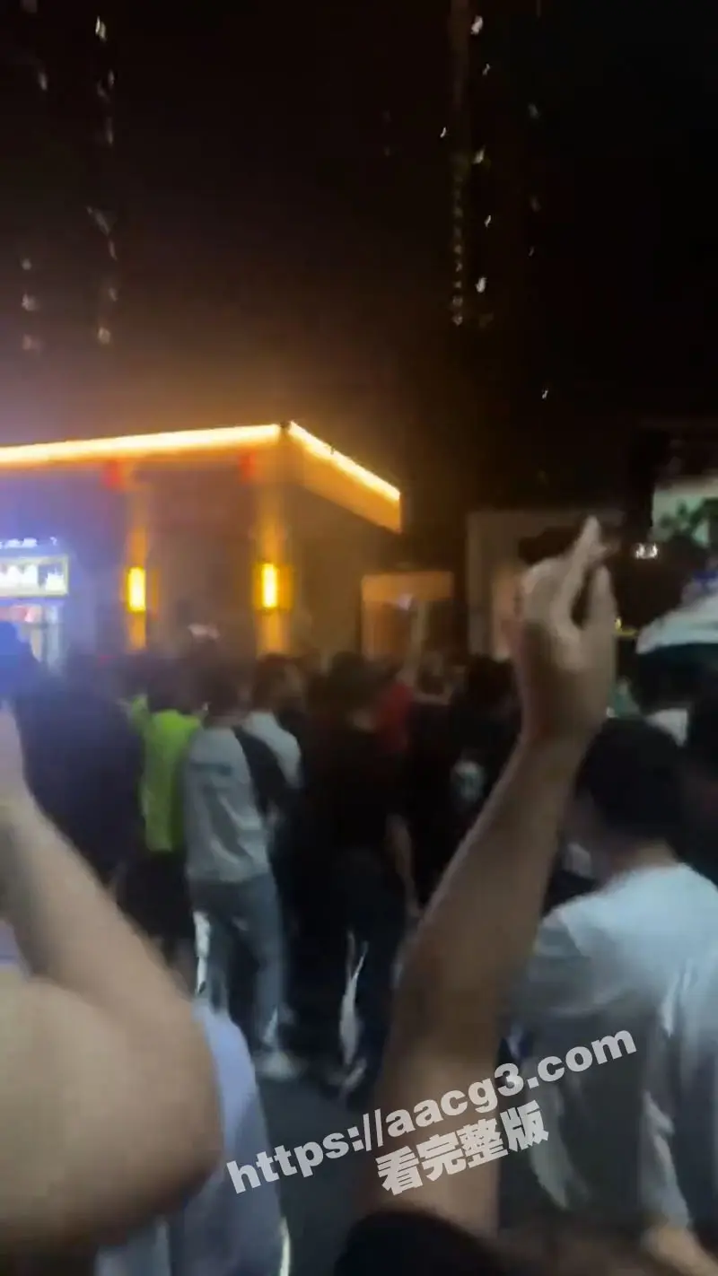 广东珠江铂世湾保安殴打业主惹民愤 打人者被关在救护车里不给走 数百业主包围救护车讨说法 图5