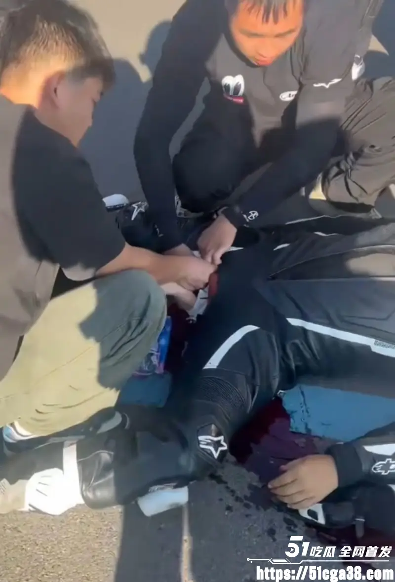 又一追风勇士陨落!男子驾驶机车失控蛋刹失败 皮裤秒变开裆裤 周围群众按蛋抢救! 图4