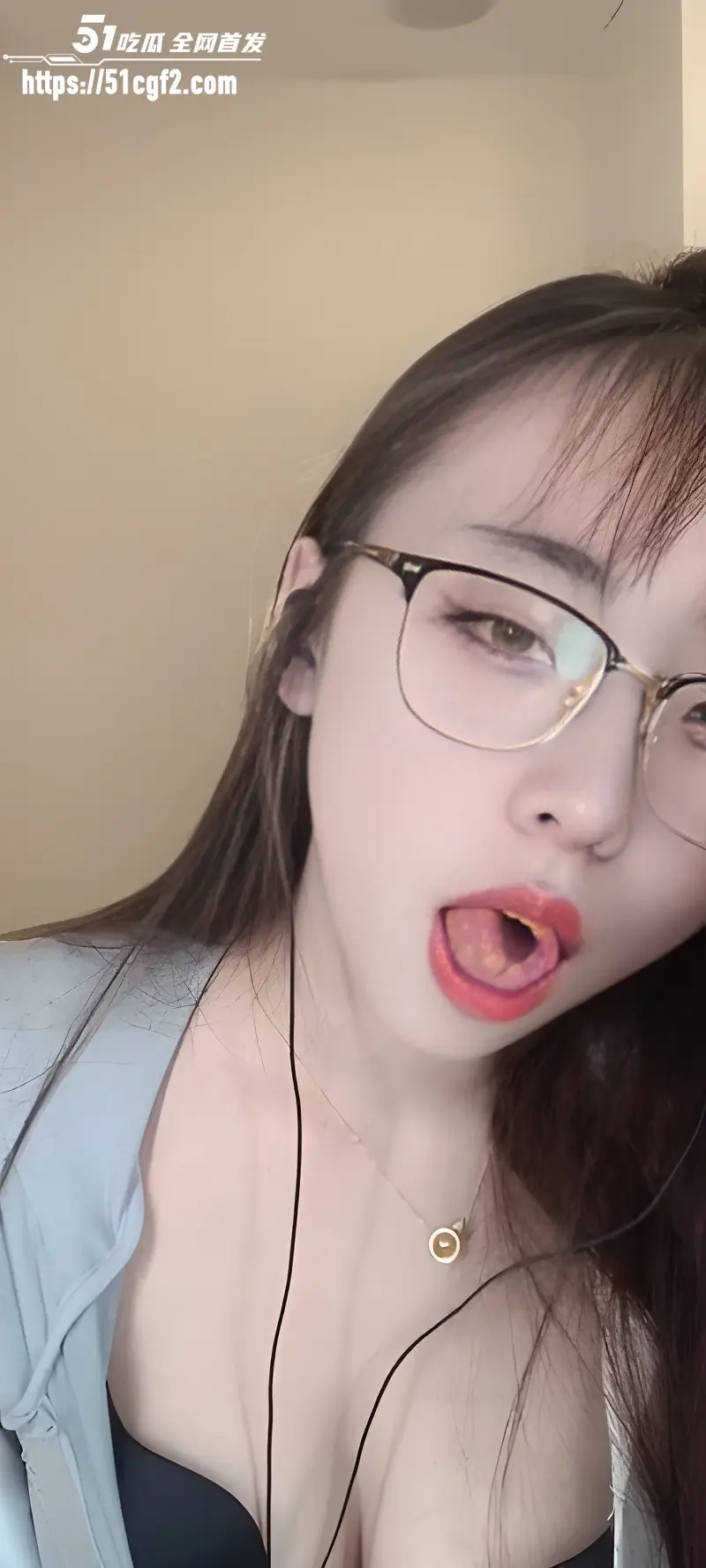 B站网红 灌注大白菜 舰长提督福利 扭腰摆臂狂舔话筒 淫骚身材直击心魂! 图2