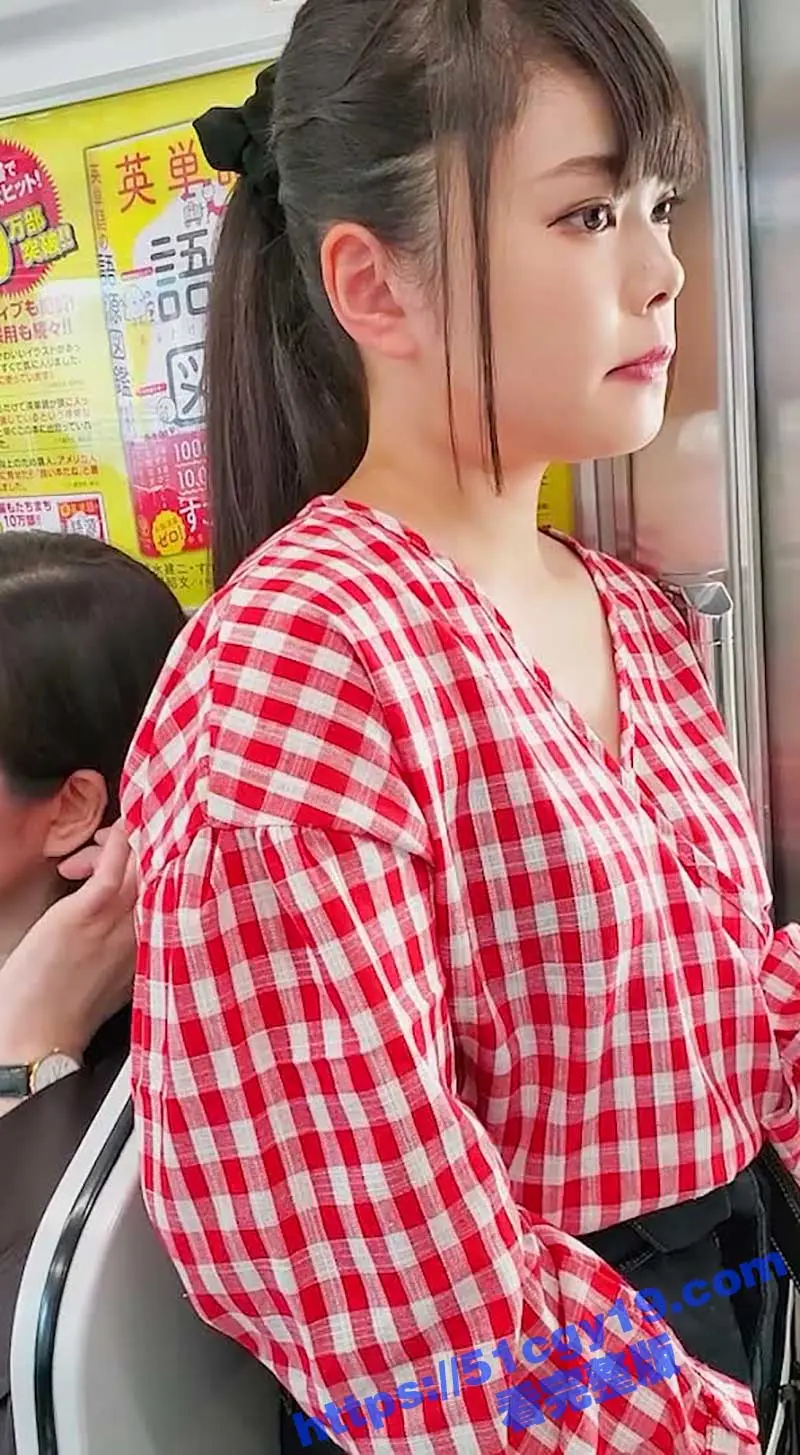 地铁偷拍清纯美少女漏奶视频 白嫩美乳暴露无遗 竟然不穿内衣出门 简直不要太骚! 图2