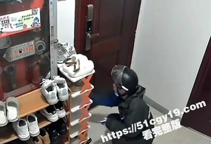 南通拆迁房小区 半夜惊现变态男 蹲守民宅狂舔女户主高跟鞋 五分钟监控视频流出! 图2