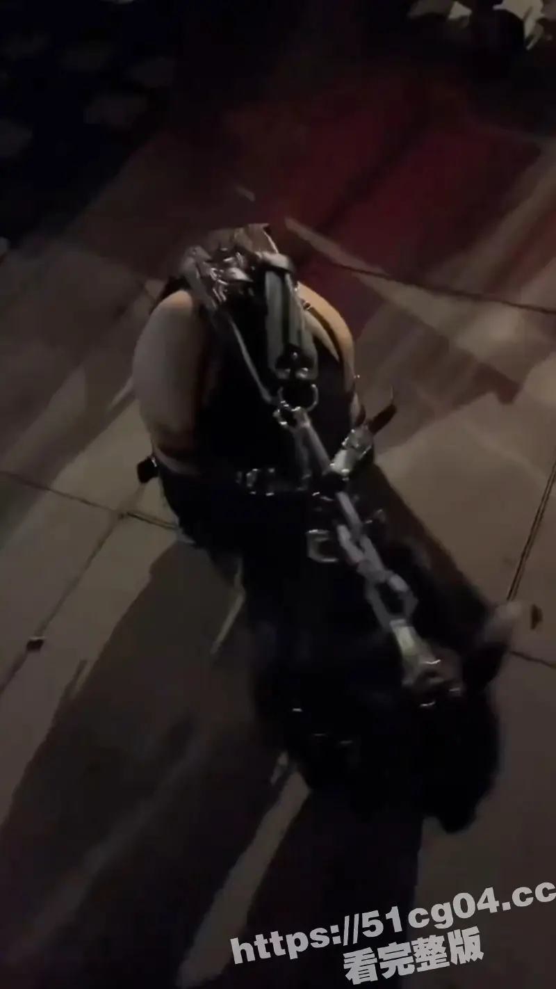 实拍顶级母狗 被主人绑成人型犬 夜晚被主人牵着户外遛狗 母狗身材不错 中国人都玩这么花花了么 图7