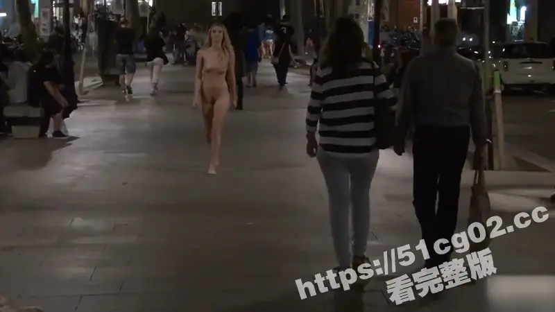 大洋马真开放！美女在闹市街头露脸全裸露出游街 给路人免费看了一场真人裸体大秀表演 图7