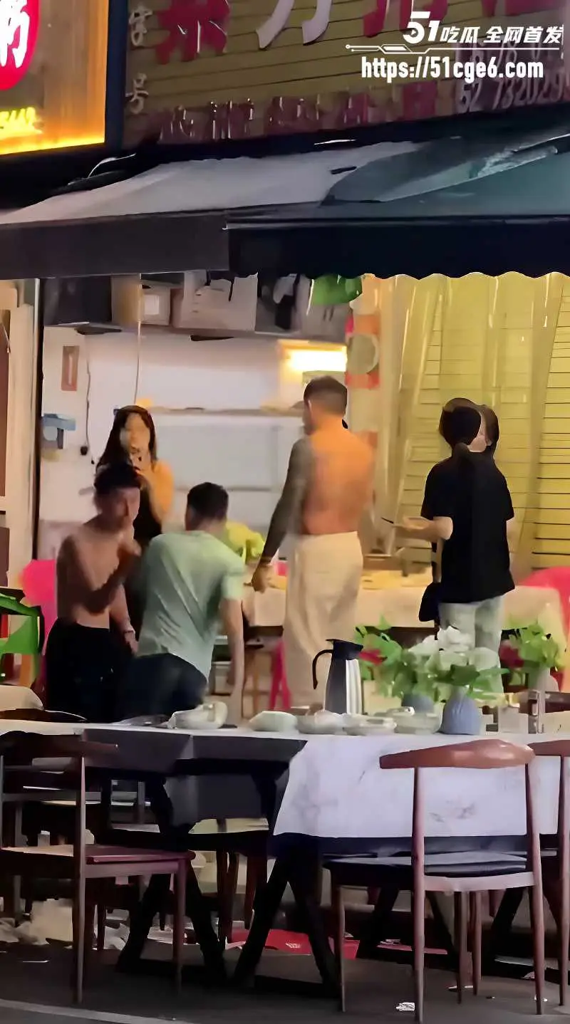 烧烤摊现场大乱斗 吃夜宵也能吵架打起来 一言不合就动手 一拳KO对手全场震惊! 图2