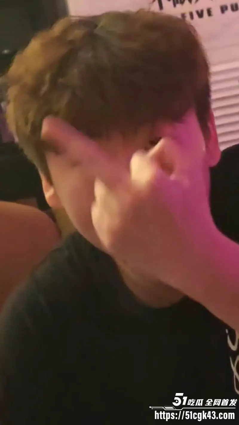 酒吧小姐姐醉倒户外露逼 翘臀纹身晃眼 现金裹身太骚浪 画面淫靡直击下体！ 图5