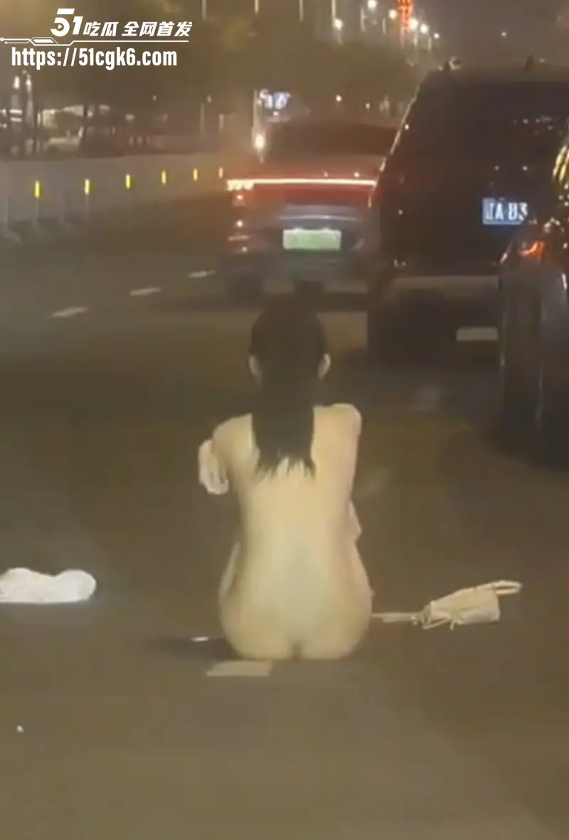 女同吵架变脱衣秀!矮女怒吼“衣服我买的”高个美女直接脱光秀神级身材 现场观众可是大饱眼福了! 图5