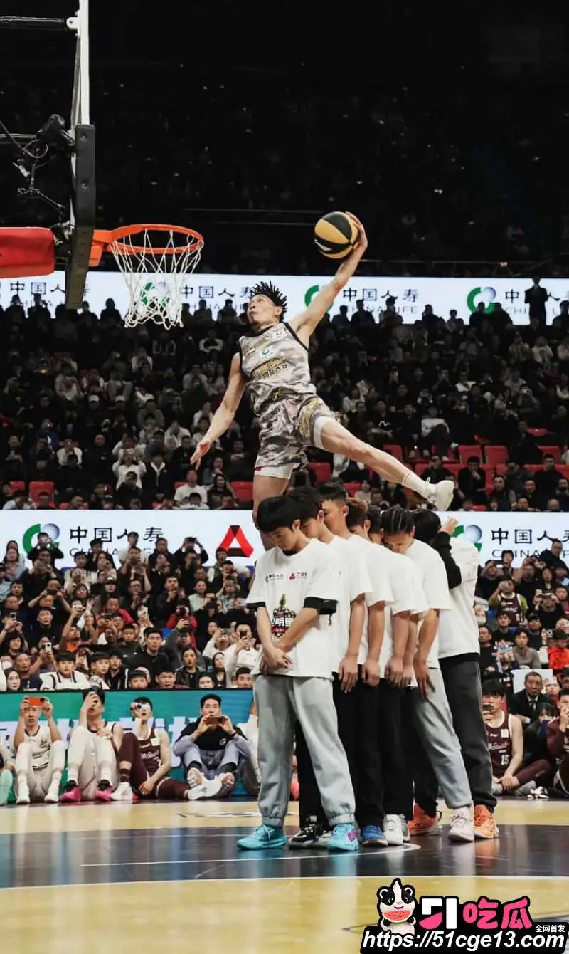 40岁陈登星 闪耀扣篮大赛 淘汰NBA扣篮王斩获世界亚军 成功证明年龄不是界限! 图8