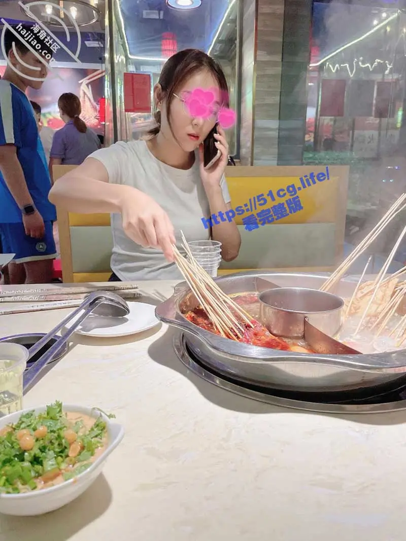 夜晚趁老公加班熟睡时,楼道口爆操中出邻居美人妻! 图1