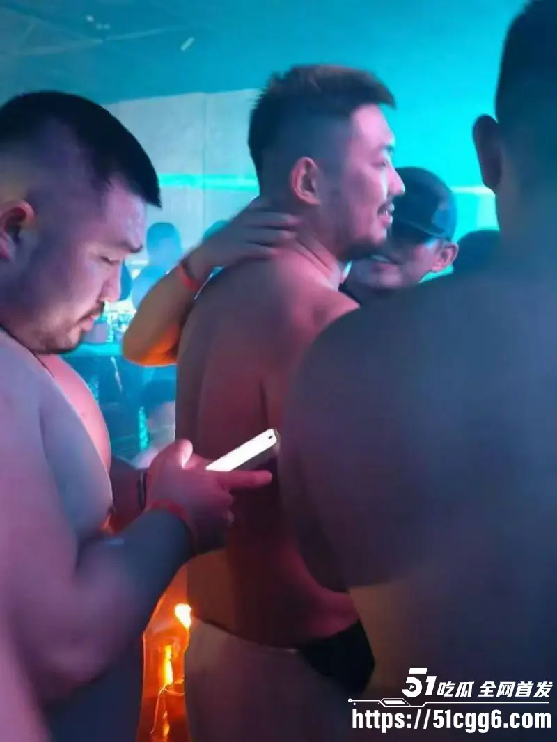 韩国影帝 刘亚仁 现身上海gay吧 现场与同性恋亲密互动 早期更被曝出因性侵被立案 远赴泰国约炮视频流出！ 图4