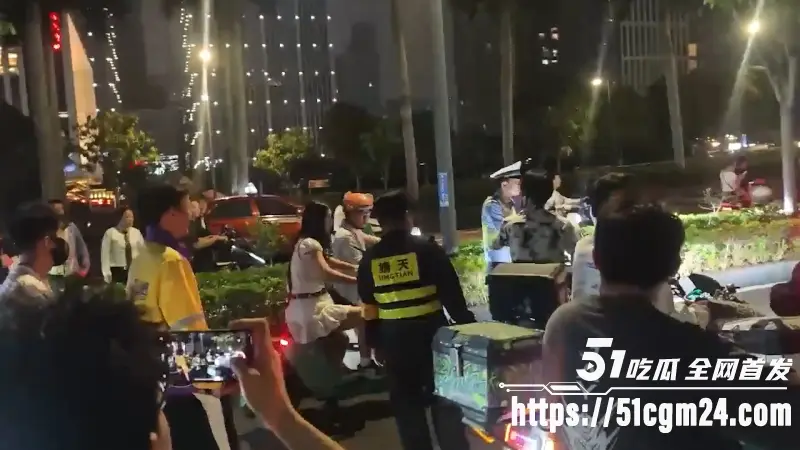 广西南宁小骚妇舌战群雄 单挑多人对骂被围得水泄不通 场面失控差点封路 图8