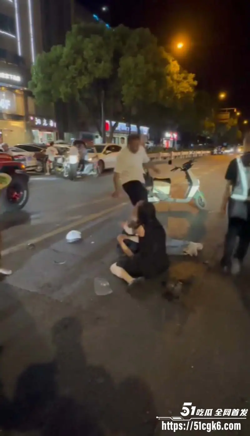 史上最解气抓奸现场!狗男女偷情被猛男原配当街抓包 荡妇保护奸夫被双双暴揍! 图5