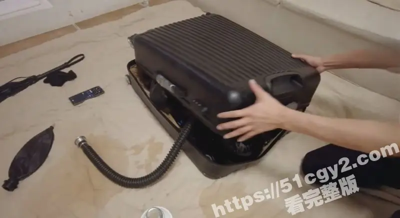 SM猎奇大赏 乳胶拘束装箱play 带着震动棒缩卷在狭小的行李箱里挣扎 简直就是调教天花板! 图6